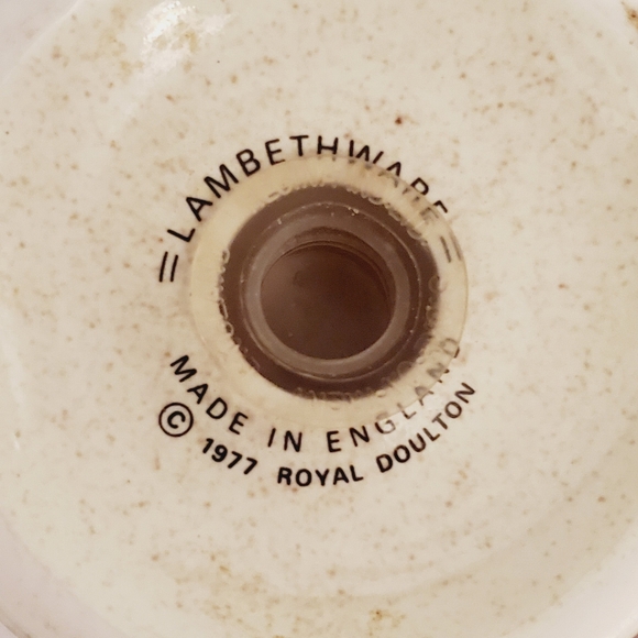 Vintage Royal Doulton Salt and Pepper Shakers - Florinda (1977) - Picture 5 of 5